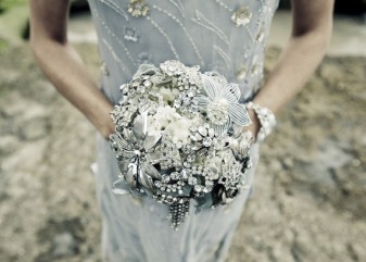 bride+with+brooch+bouquet+via+tosuityourfancy.com_